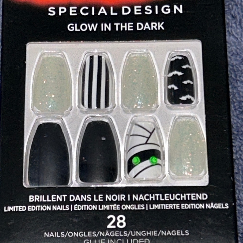 KISS Special Design Glow in the Dark Limited Edition Halloween Nails Mummy